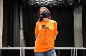 Felix Neumann „Solidarity“ / oranges Shirt mit schwarzem Druck